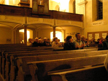 Interiér horního kostela při koncertě - působivá atmosféra