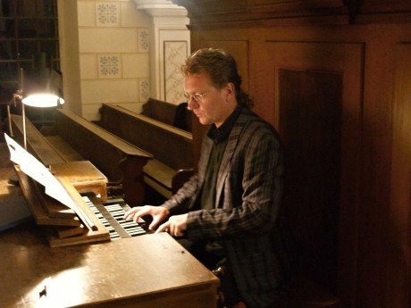 Martin Jakubíček hraje na lhotecké varhany