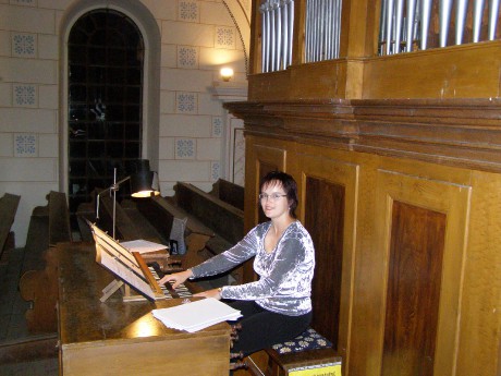 Jitka Čudlá hraje na velkolhotecké varhany